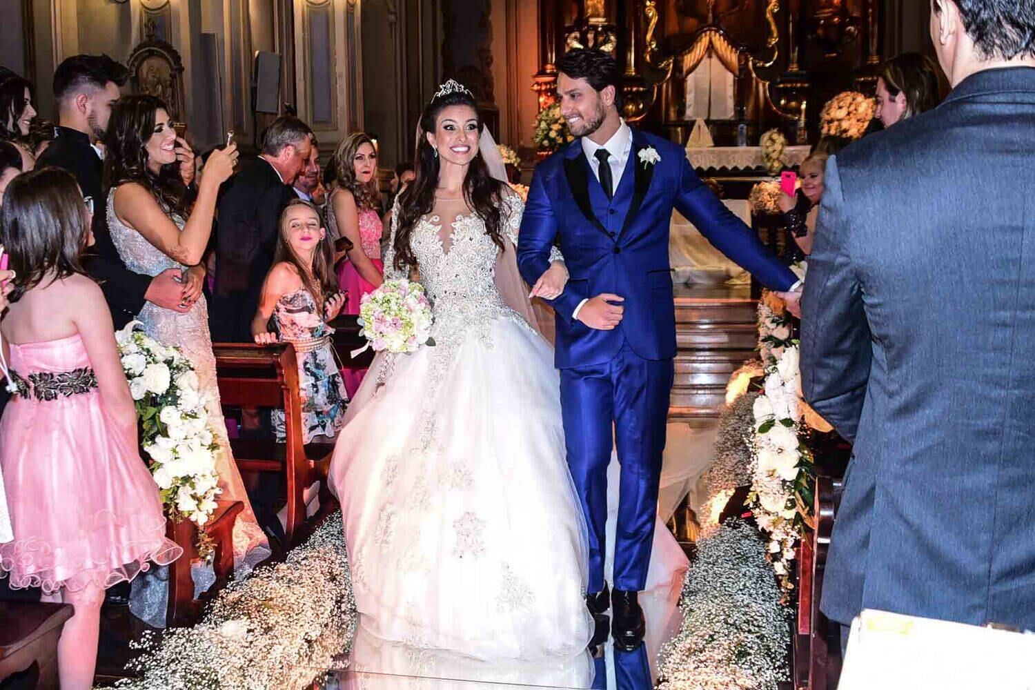 O
casamento religioso dos ex-participantes do BBB13 foi marcado pela chegada do
noivo em grande estilo em uma Ferrari vermelha e pela igreja foi decorada com
flores brancas, que chamaram atenção dos convidados
