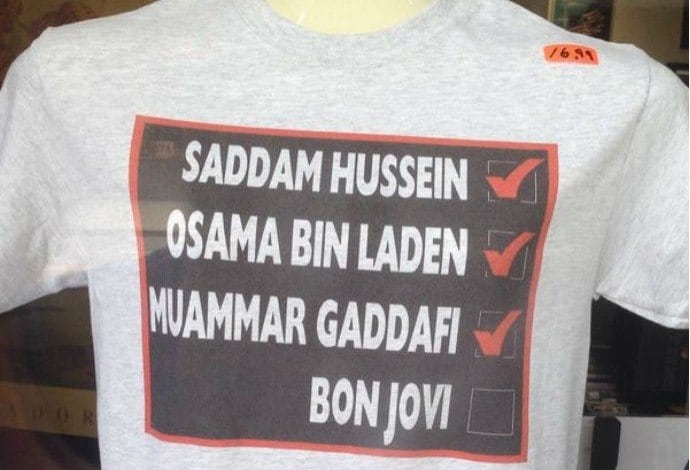 O medo dos torcedores dos Bills é
tamanho que eles criaram esta camiseta comparando Jon Bon Jovi com terroristas