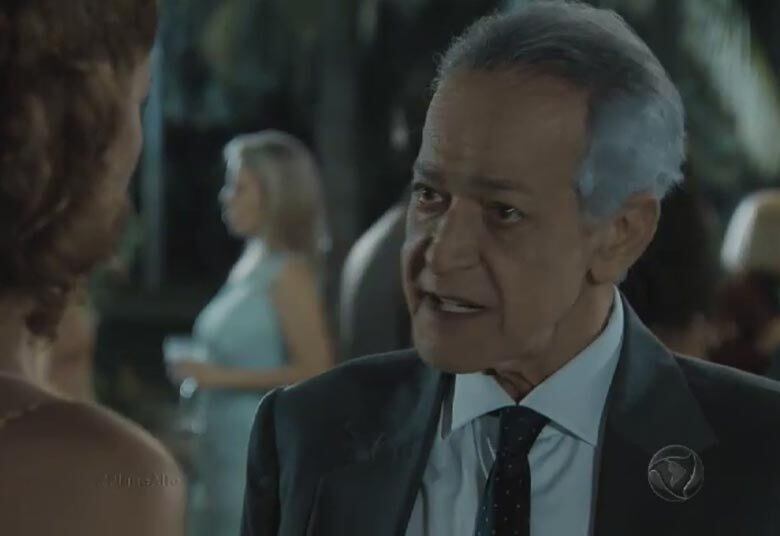 Guido diz para Maria Luísa que Geraldo é uma
peça muito importante para ele, uma vez que, como líder sindical, é a única
pessoa capaz de frear a greve dos servidores da saúde
+ Papudo perde o controle e sufoca Renata. Assista!
+ Plano Alto aposta em figurino sofisticado
+ Carla Diaz e Bernardo Falcone se divertem nos bastidores