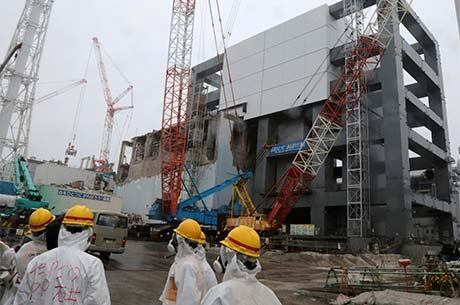 Vista geral da cobertura que está sendo instalada sobre o combustível irradiado retirado da piscina de resfriamento do reator 4, da usina de Fukushima