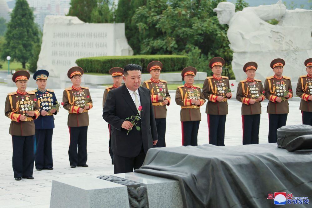 Kim Jong-un e militares de seu Exército celebram os 70 anos do que seria o fim da Guerra da Coreia. Neste evento, a Coreia do Norte invadiu, em 1950, a Coreia do Sul numa tentativa de reunificar os países que foram divididos após o fim da Segunda Guerra Mundial