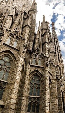 Terroristas responsáveis pelos atentados de Barcelona e Cambrils, na Catalunha, queriam mesmo explodir a Basílica da Sagrada Família, construção histórica de Gaudí que costuma ficar lotada de turistas. A obra do arquiteto catalão recebeu 4,5 milhões de pessoas em 2016 