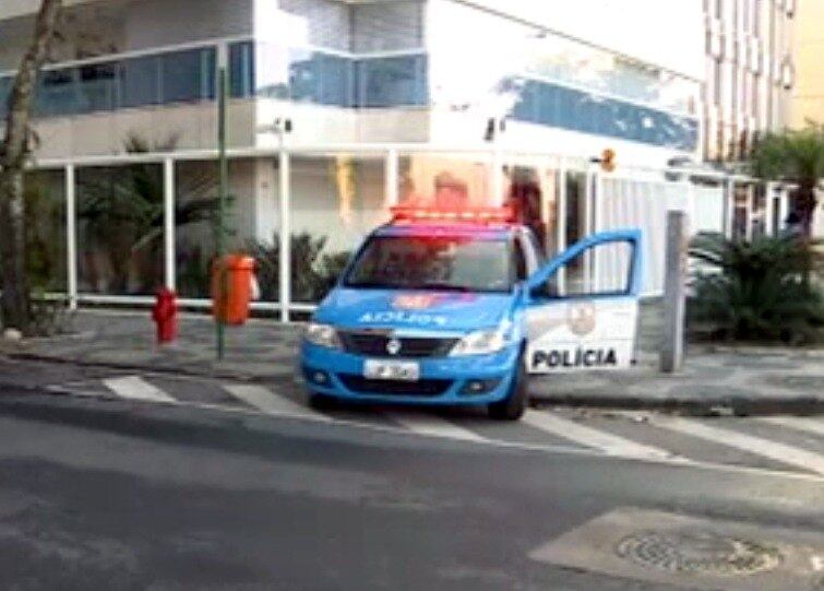 O entorno do prédio onde mora o governador do Rio de Janeiro, Sérgio
Cabral, amanheceu com policiamento reforçado nesta sexta-feira (5)