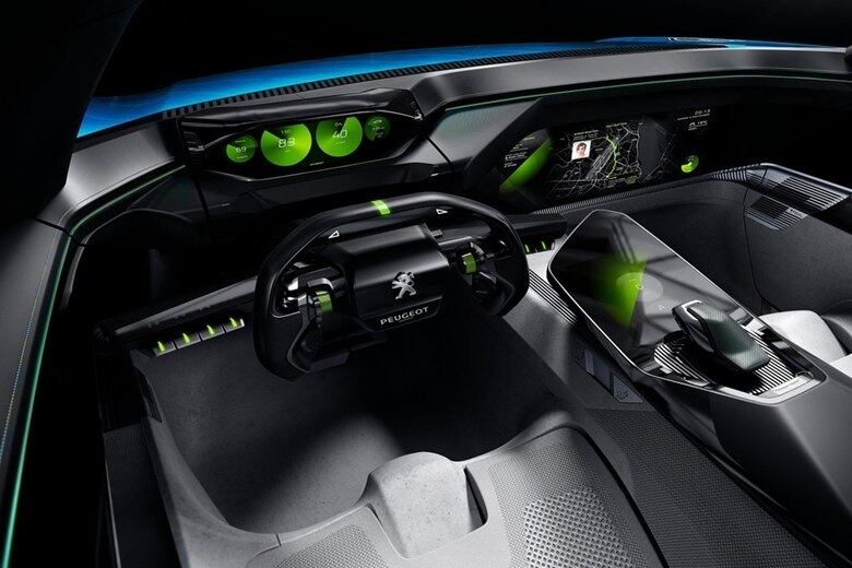 O conceito Peugeot Instinct seguiu uma linha de estilo apresentada recentemente em outros conceitos da marca francesa, como o Fractal, exposto no Salão de São Paulo do ano passado. Principalmente em seu interior bastante futurista direcionado à condução autônoma, mesmo com o motorista podendo optar pela direção tradicional 