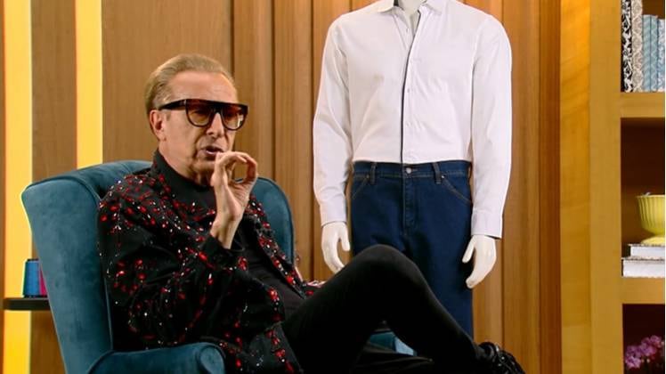 O estilista Ronaldo Ésper faz uma visita ao passado para contar a história de uma peça que não pode faltar no guarda-roupa: a camisa branca! No quadro Os Clássicos da Moda, do Hoje em Dia, ele resgatou a origem, mostrou como usar e ainda contou curiosidades. Saiba mais sobre a peça que já foi símbolo de poder e hoje está presente no dia a dia; veja a seguir!