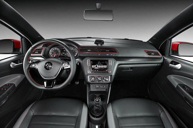 O interior da picape repete as características do Up, com teto, para-sóis, colunas, retrovisor e bancos em preto, volante multifuncional revestido em couro com costuras vermelhas, alavanca de câmbio, saídas de ar no painel e a costura pespontada vermelha em todos os bancos. O nome Pepper também aparece nos apoios de cabeça