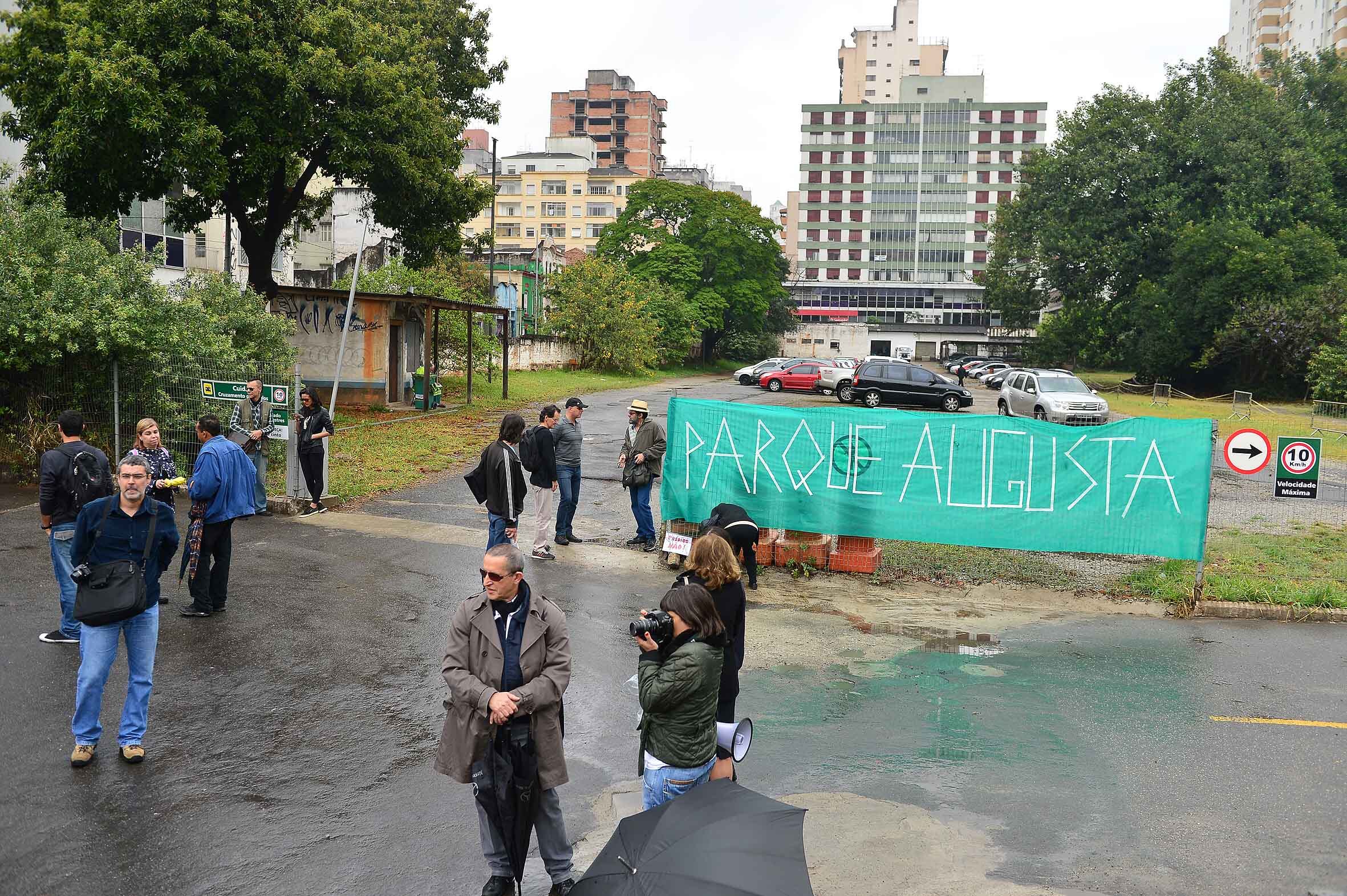 No entanto, por causa da chuva que
atinge a cidade, o grupo decidiu ficar no local. Sérgio Carrera, um dos
fundados e integrante do comitê Aliados do Parque Augusta disse, no entanto,
que isso não interferiu no ato. 

— A gente até desistiu da caminhada por causa da chuva, mas o
sentido de todo ato é dar conta de mandar um recado. Esse é o sentido de criar
esses atos. Infelizmente a saudação a primavera não foi feliz