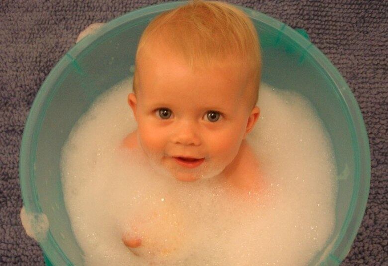 Água, brincadeira e muito carinho! Essa pode ser a fórmula para ter para mais um momento de pura cumplicidade e diversão em família. Para a hora do banho do bebê se transformar em algo especial, é preciso que mãe ou pai estejam à vontade e façam tudo sem pressa. “O banho à noite tem a vantagem de proporcionar um relaxamento ao bebê e favorecer um sono tranquilo”, comenta a psicóloga clínica e especialista em perinatalidade pelo Instituto Pais e Bebês, Liliane Falanga.