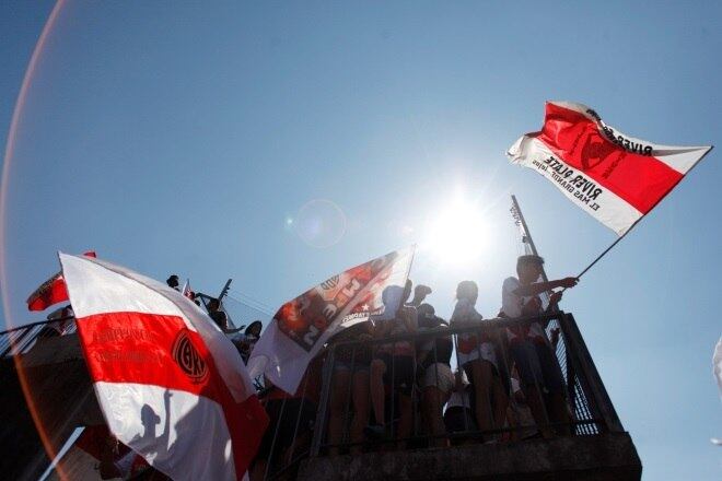 O sol não impediu a comemoração dos "milionários", como são conhecidos os fãs do River na Argentina