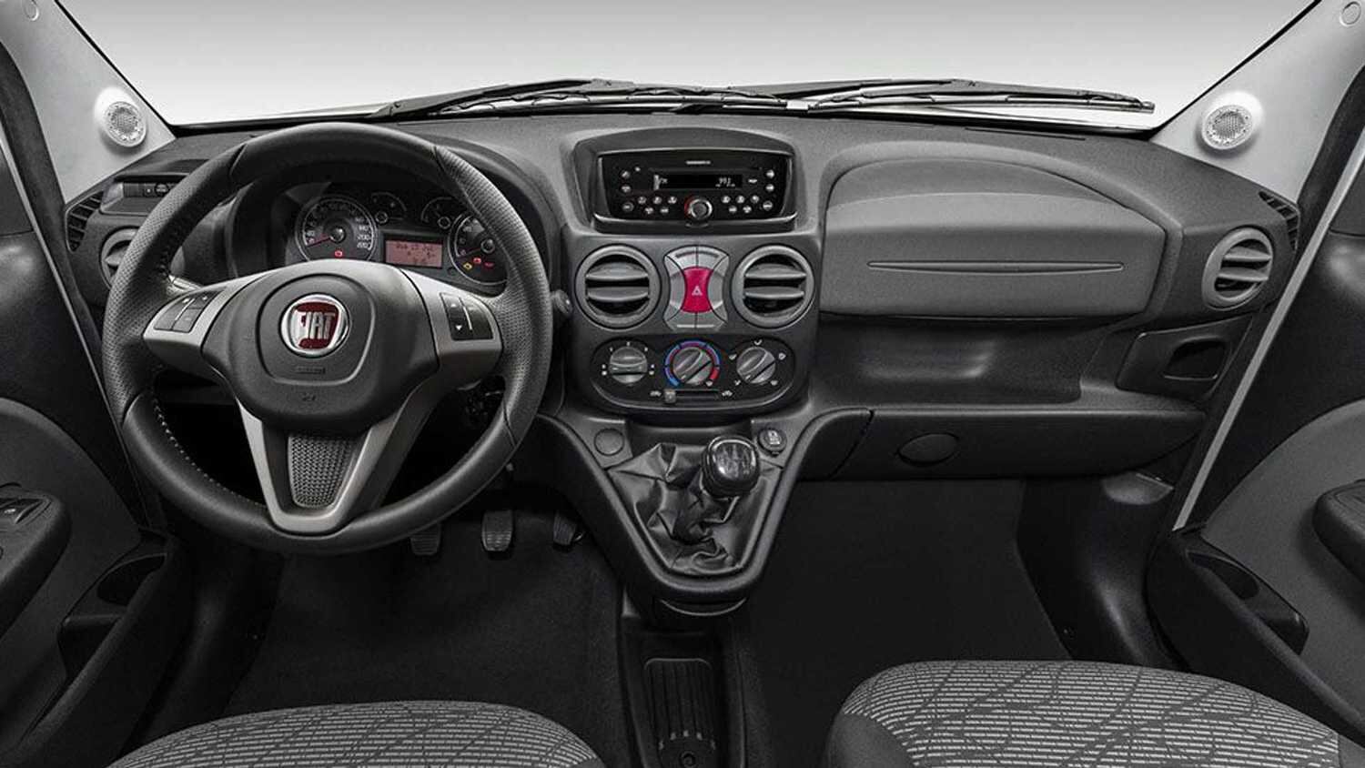 Interior é simples mas furgão traz ar condicionado e direção hidráulica (rádio é opcional)