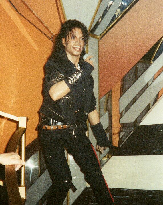 Michael é homenageado de diversas formas pelo mundo. Aqui, estátua de cera do cantor no Museu Madame Tussauds, em Nova York.