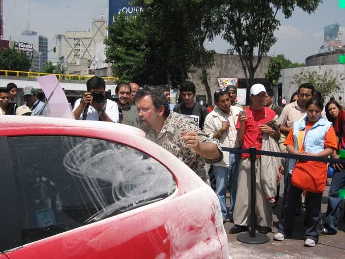 Em suas apresentações pelo mundo, o "artista do carro sujo" atrai uma multidão de curiosos e admiradores

Quer saber tudo sobre carros? Acesse www.r7.com/carros