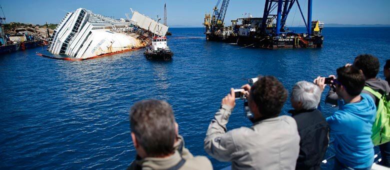 16 meses após acidente, navio se encontra no mesmo local e chama atenção de turistas e curiosos