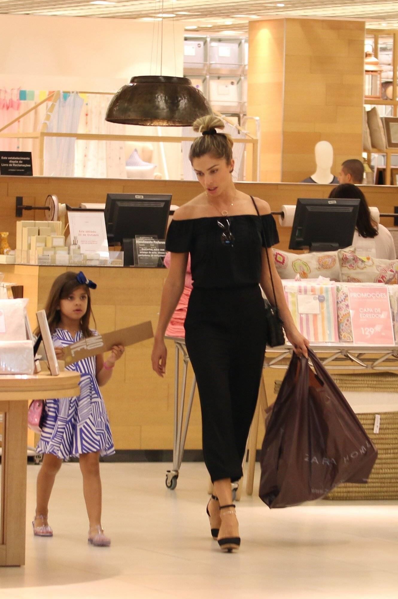 Grazi Massafera faz compras com a filha em shopping do Rio