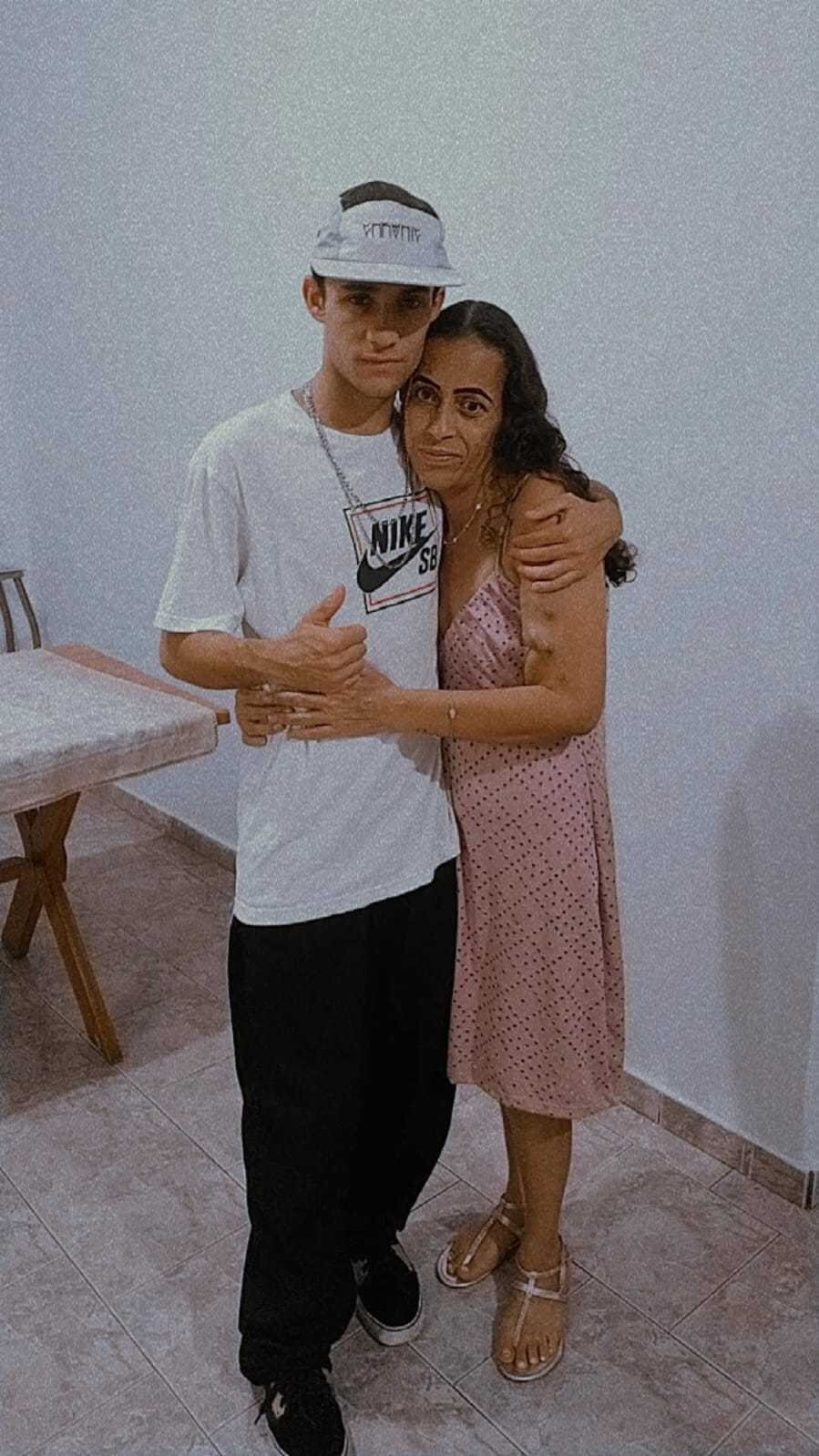 “Quero que meu filho esteja em cada pessoa que ele salvar”, afirmou Graziele Furquim do Amaral, de 37 anos, quando autorizou a doação dos órgãos do filho, morto em um acidente de trânsito, em Birigui, no interior de São Paulo, na terça-feira (3). O que ela não esperava era receber um dos rins do próprio filho, Kauan Farias do Amaral, de 20 anos, após aguardar quatro anos na fila de transplante