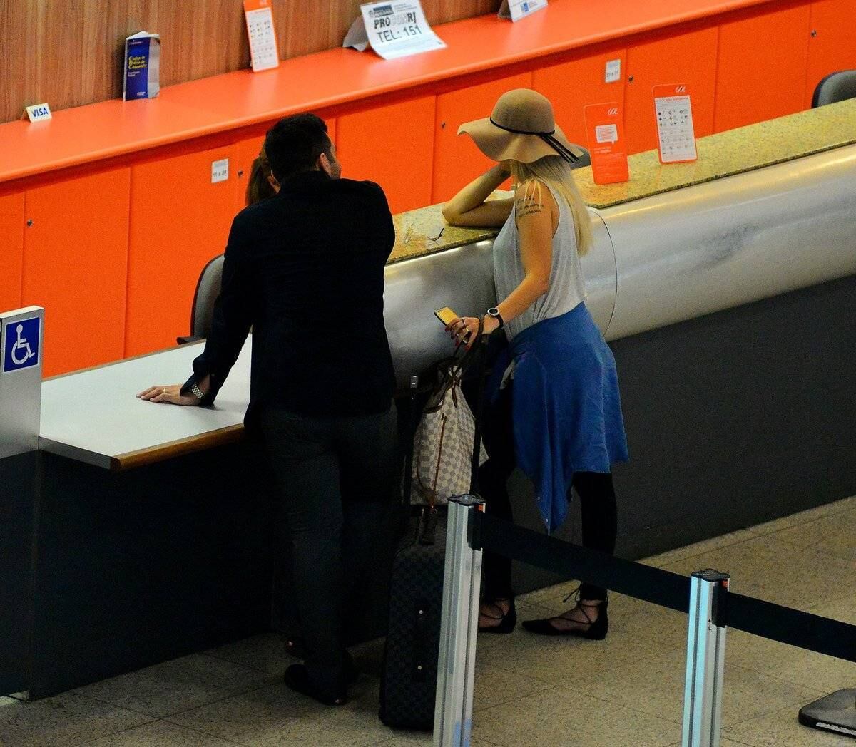 Após confusão, Antonia Fontenelle e Jonathan Costa embarcam no Rio de Janeiro