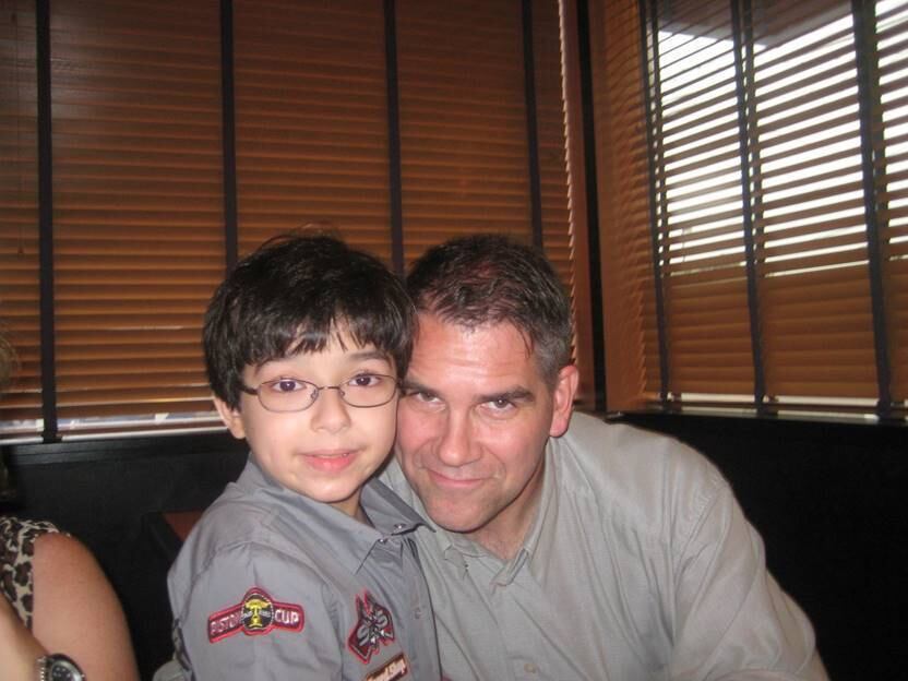 R7 — Imagino que
descobrir a causa do coma de Artur foi um alívio, mas o segundo passo era
tratar o problema. Por que vocês resolveram mudar para os Estados Unidos? 


Idário
Nogueira dos Santos —
O Brasil não oferece o tratamento para esta doença, então resolvemos vender
tudo — carro, casa, fazenda, empresa — e mudar para os Estados Unidos mesmo sem
falar inglês e com visto de turista, ou seja, sem poder trabalhar no país.
Enfrentamos várias dificuldades, mas em nenhum momento pensamos em desistir