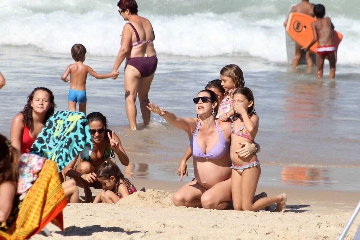 Grávida de cinco meses, Luana Piovani e o filho, Dom, curtem o Leblon, no Rio