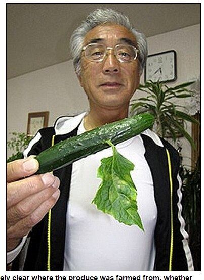 Este pepino parece ter se unido a outras folhas