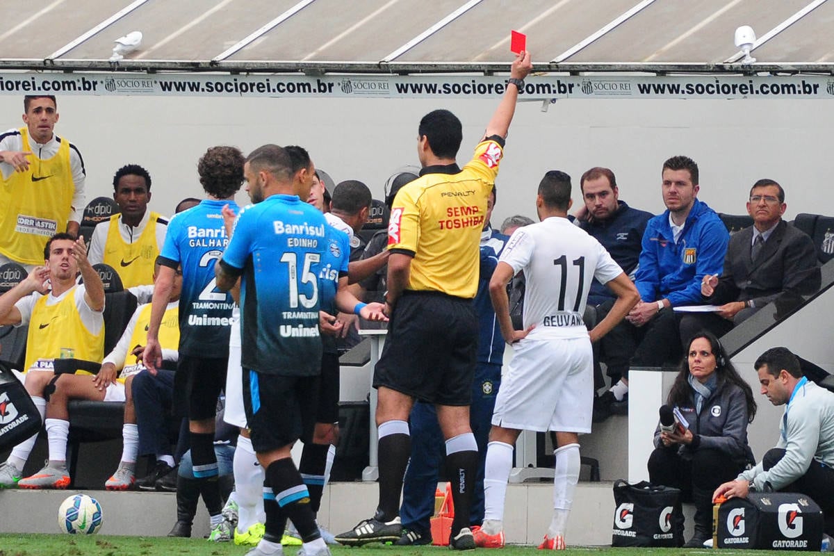Na Vila Belmiro, o menor público entre os quatro grandes de São Paulo foi registrados. Apenas 4.942 pagantes acompanharam a derrota do Peixe por 3 a 1 para o time do Grêmio

Experimente grátis: todos os programas da Record na íntegra no R7 Play