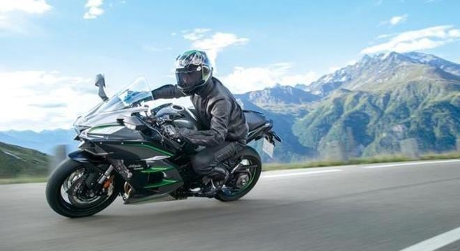 com motor 4 cilindros em linha supercharger com 210 cv de potência e pacote eletrônico se torna uma das mais potentes e avançadas do mundo