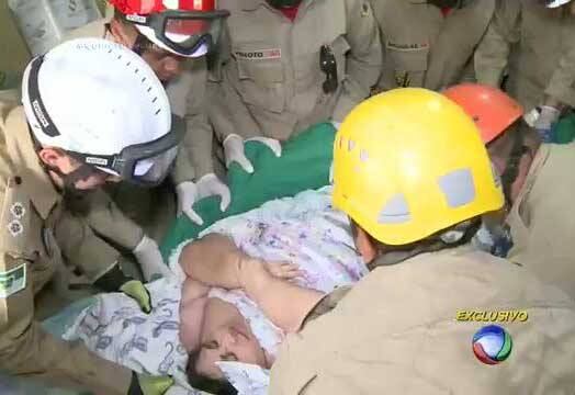 No final da reportagem, Kalina Kalina ganhou uma nova cama que suporta até 400 kg. Para remover a mulher mais
obesa do mundo, foi preciso uma equipe de nove homens do Corpo de Bombeiros

• Acesse o R7 Play e assista na íntegra a todos os programas da Record! Clique e experimente!
