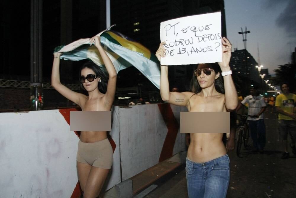São Paulo (SP) - Jennifer
Pamplona (esq.), 22 anos, que é personal stylist de Andressa Urach e namorada de
Celso Santebãnes, o Ken Humano, marcou presença na manifestação ao lado da
amiga Nina Moura, 23. Elas fizeram topless na avenida Paulista.
"Estamos
protestando de modo pacífico. Foi o jeito que encontramos para chamar a atenção
de todo mundo para o tanto de impostos que pagamos e para a corrupção desse
governo", disse Jennifer.
As amigas, que
chegaram do exterior há um mês (Jennifer estava nos Estados Unidos e Nina, na
Nova Zelândia), contrataram dois seguranças para protegê-las.
"Mas todas as
pessoas foram muito respeitosas conosco", disse Nina