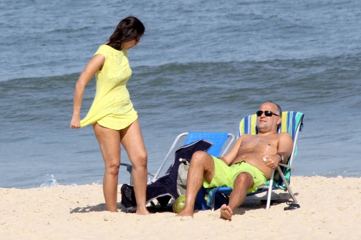 Patrícia Poeta tira o dia para reforçar o bronzeado em praia do Rio