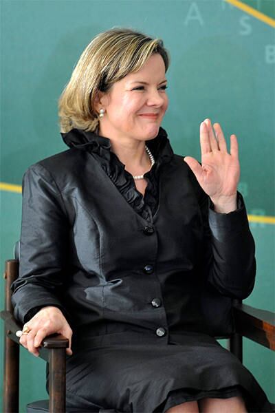 Ex-ministra da Casa Civil e pré-candidata ao governo do Paraná, a senadora Gleisi Hoffmann (PT-PR) também é mamãe. Nesta foto, Gleisi está na cerimônia em que assumiu a Casa Civil da Presidência da República, em junho de 2011