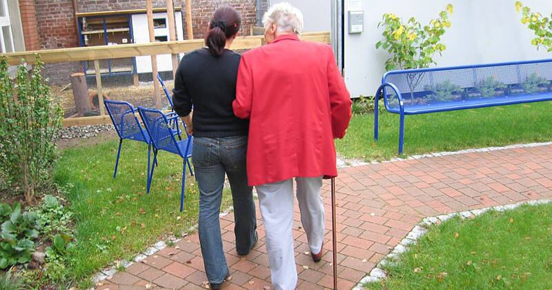 Sobrecarga emocional e física das cuidadoras, muitas também idosas, é imensa