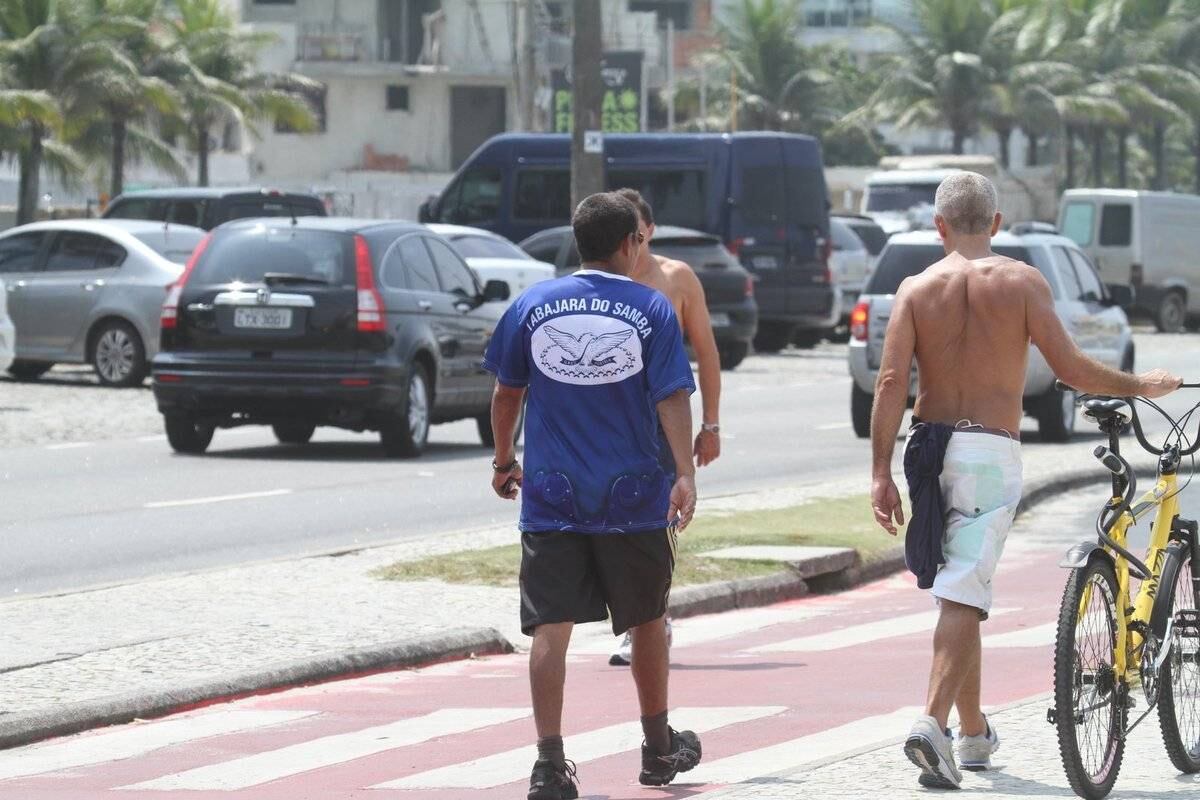 O cantor caminhava sozinho na orla