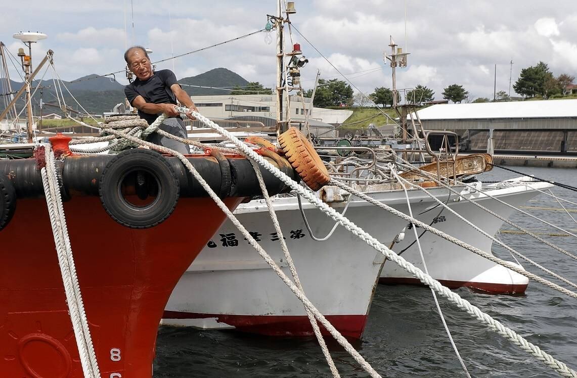 Pescador tenta ancorar barco em Makurazaki