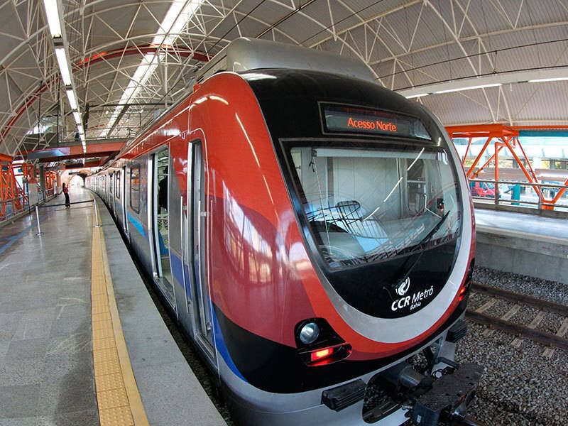 O início das operações comerciais do metrô de Salvador, que
estava prevista para começar na segunda-feira (15), foi adiado pelo Governo do
Estado, por meio da Sedur (Secretária de Desenvolvimento Urbano)