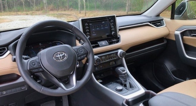 Interior do Toyota RAV4 Hybrid que agora custa R$ 217,9 mil: versão mais cara sai por R$ 239 mil