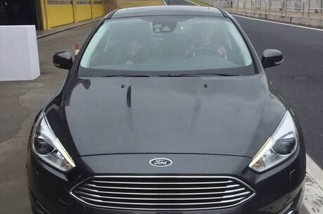 Fastback freia sozinho para evitar colisões