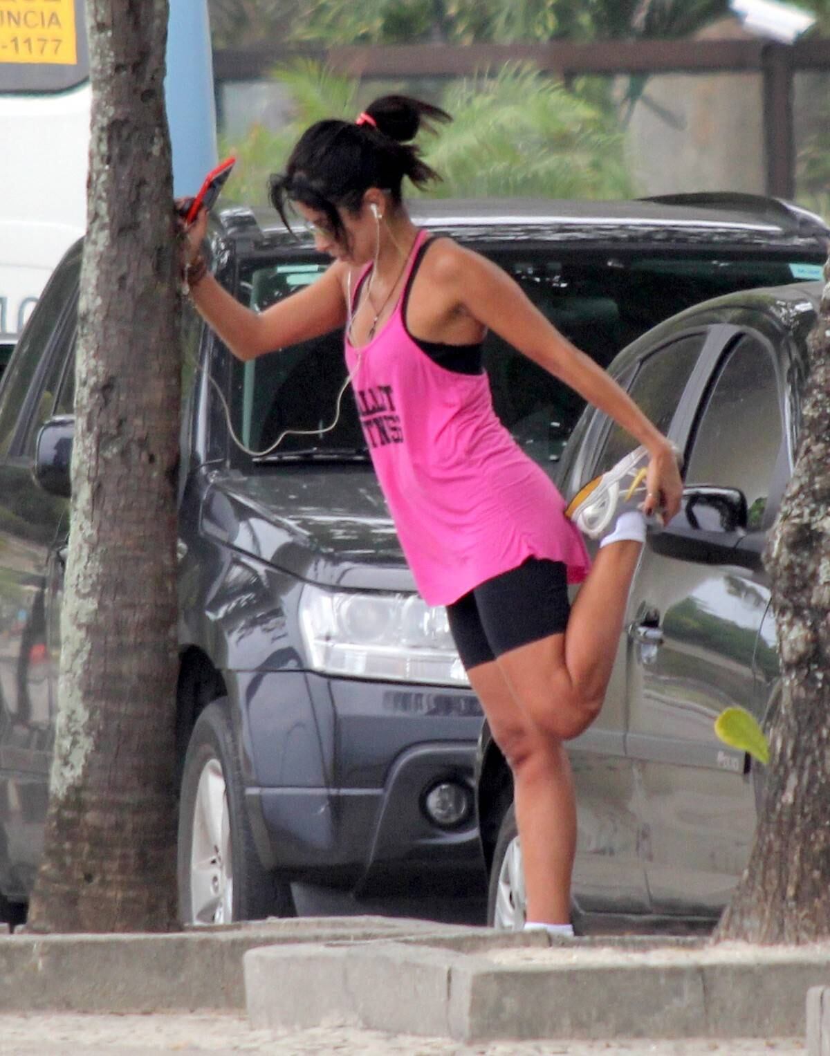 Anna Lima é clicada durante exercício físico nesta segunda-feira (26)
