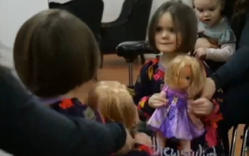 A atitude inspiradora da menina canadense foi mostrada em um vídeo na internet. Nas imagens é possível ver Emily cortando seus cabelos e ganhando um belo corte chanel

Em imagens: a luta de uma mulher contra o câncer

