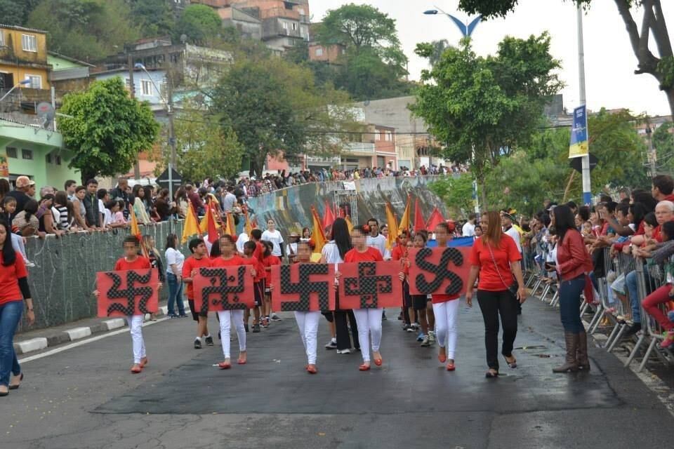 Jovens desfilaram com suásticas para relembrar os jogos olímpicos da Alemanha, em 1936; professor considerou o uso um "equívoco"