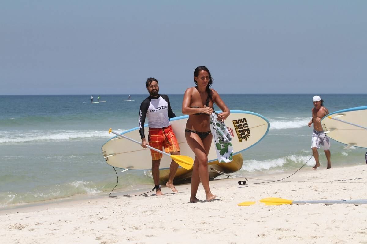 Bruno Gagliasso e Ricardo Pereira praticam stand up paddle na praia da Barra da Tijuca, no Rio