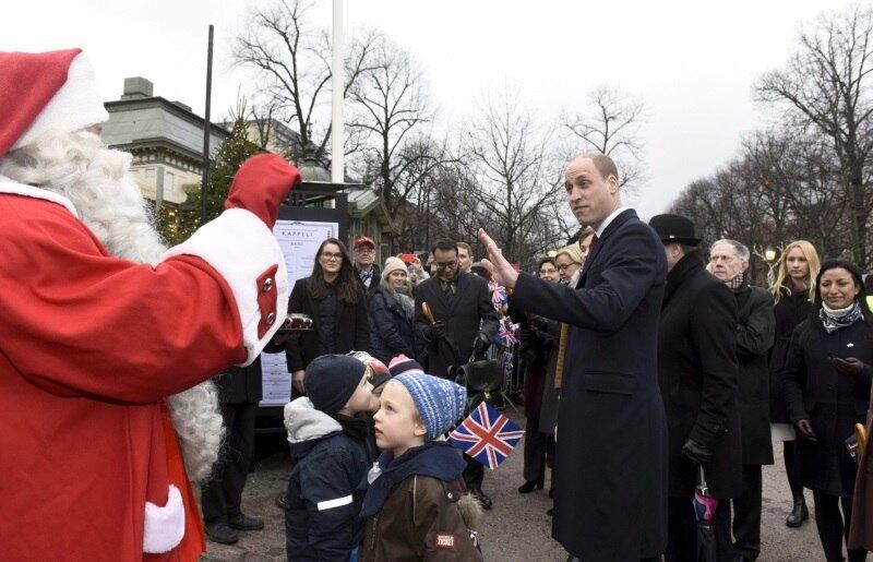 Príncipe William encontra o Papai Noel durante sua visita ao Parque da Esplanada e ao mercado de inverno em Helsinque, na Finlândia, terra do bom velhinho

