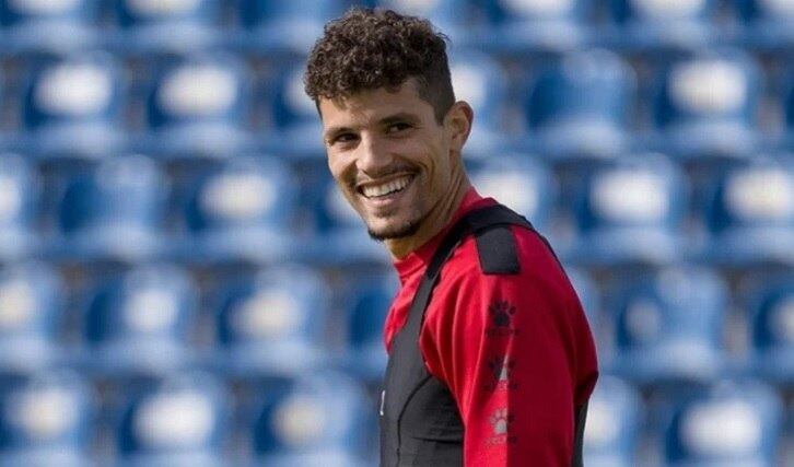 Lateral Rafael Ramos sorri em treino pelo Santa Clara, de Portugal
