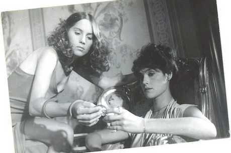 Nicole Puzzi e Christiane Tornoli em cena de "Ariella"