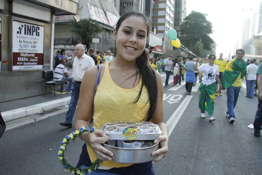 São Paulo (SP) - Rafaela
Frazão, que é a favor do impeachment, aproveitou para vender seus brigadeiros.
Ela queria juntar dinheiro para ir para o Canadá, onde pretende estudar
medicina. Pediu para mais quatro amigos a ajudarem e, por volta das 16h, já
tinha vendido mais de 100 docinhos. Rafaela diz gostar de viajar. Já esteve na
Rússia, onde fez balé:
— Lá já não tem
mais nada de comunismo. As pessoas até andam com roupas com bandeiras dos
Estados Unidos