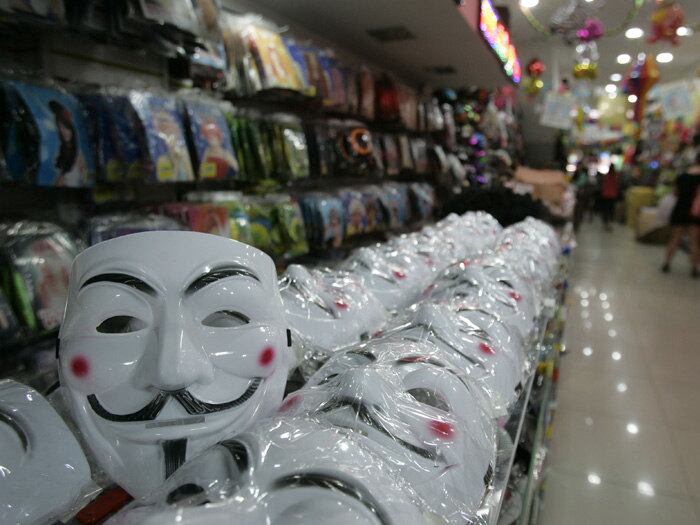 "Fico feliz em ver essa mobilização toda. Eu não tinha visto os brasileiros agirem assim. E isso me faz ter mais respeito ainda pelo País. É um orgulho fazer parte disso. Começamos a produzir essa máscara em 2007, para exportar para a Europa, onde ela é muito usada em protestos. Agora, vemos isso aqui", afirmou Olga Gilbert