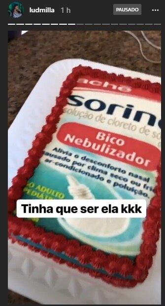 Bolo da cantora tem cobertura de embalagem de remédio