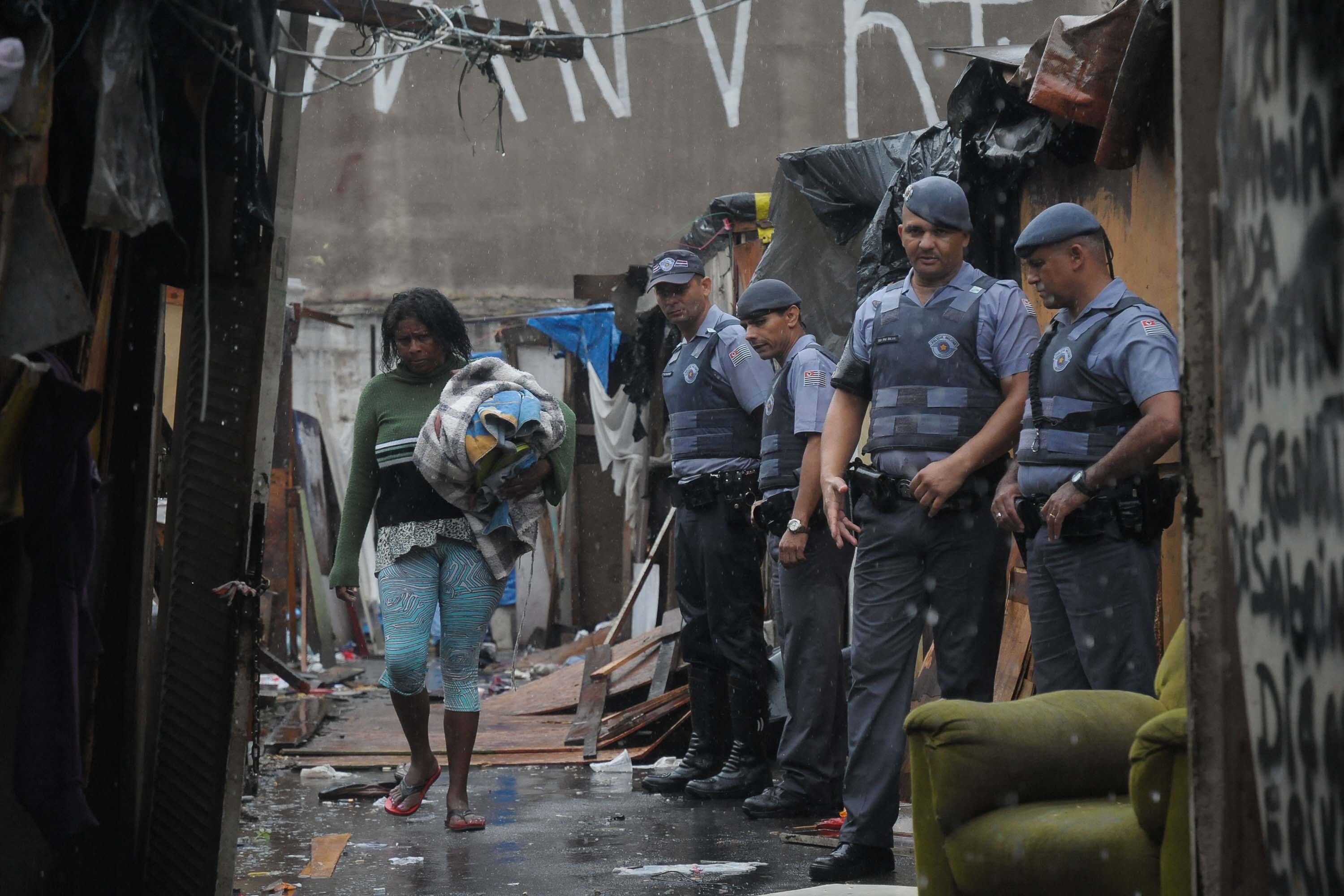 Polícia cumpre ordem de despejo na zona sul