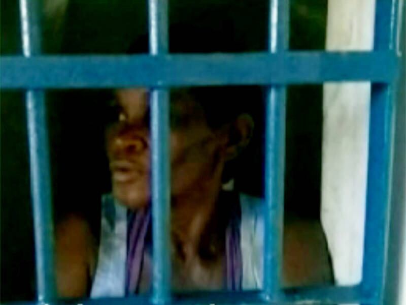 A idosa que foi presa por não pagar a pensão dos netos foi solta após uma vaquinha no município de Nova Viçosa, no extremo sul da Bahia. Os moradores conseguiram arrecadar R$ 4.400, valor que Benedita Conceição, 63 anos, devia para os netos de sete e três anos. A mulher, que ficou presa por 13 dias, começou a pagar a pensão após o filho dela, pai das crianças, ficar desempregado e ir morar no Rio de Janeiro

