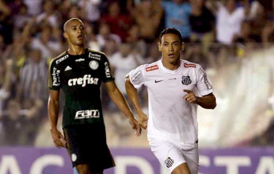 Talvez o cartão de visitas da segunda passagem de Ricardo Oliveira no Santos, em 2015. Na ocasião, o Peixe perdia por 1 a 0, e o atacante, com classe, empatou o clássico diante do Palmeiras, na Vila. Depois, Renato virou a partida para o Alvinegro.