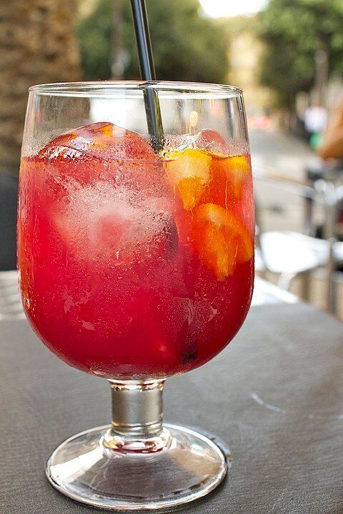 Sangria de vinho tinto - Numa taça, misture refrigerante sabor limão, vinho tinto seco e licor de laranja (Cointreau). Use 3 gomos de laranja e uma casca. E gelo.