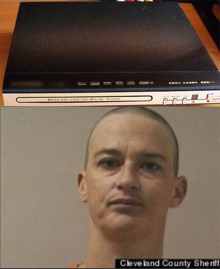 Clara Ann Blocker bebia cerveja com Erik Scott Saxton, quando os dois
começaram uma briga e Clara usou uma bola de cristal e um aparelho de
DVD para bater no companheiro